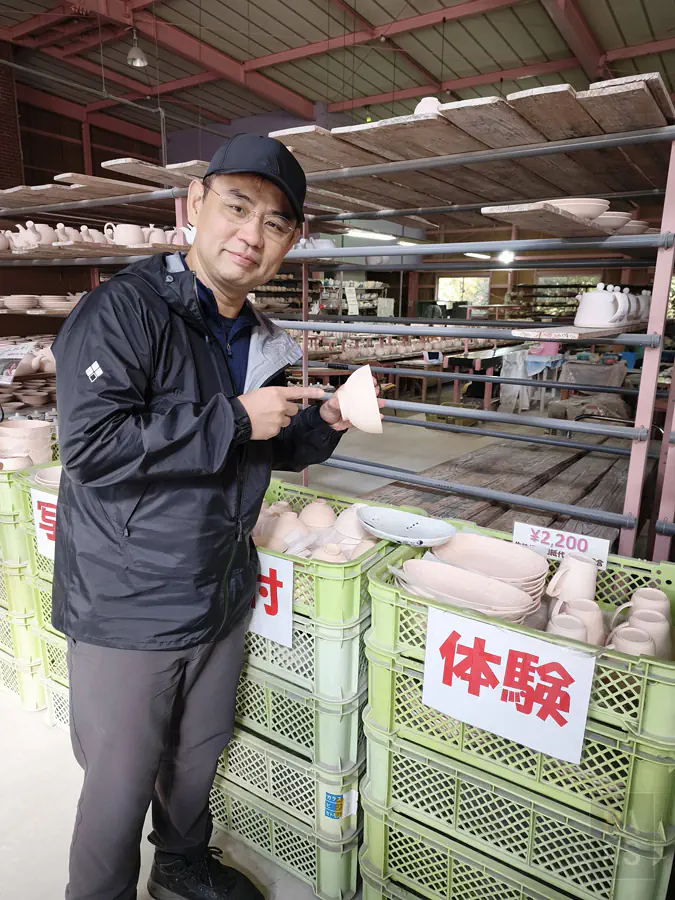 翰斯手拿新日本製陶DIY體驗用的素胚碗準備開始貼貼樂