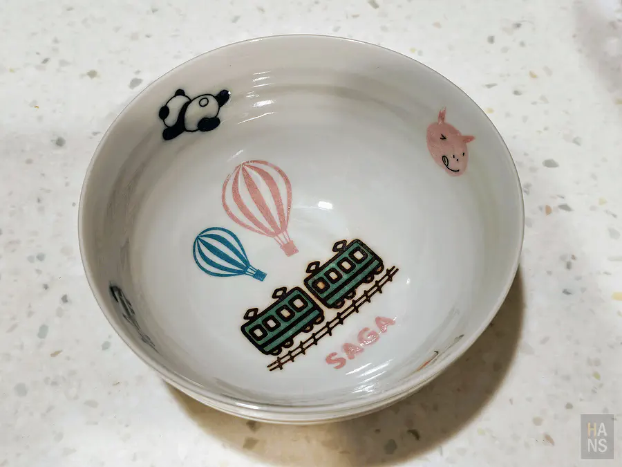 翰斯收到日本寄來的自己作品，新日本製陶有田燒貼貼樂DIY素胚瓷盤作品