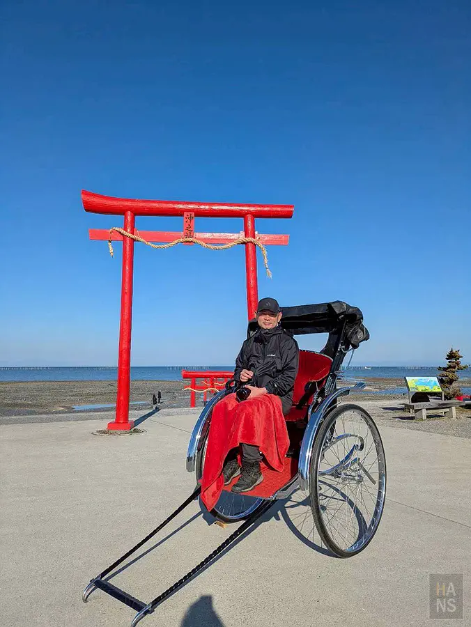 翰斯坐在人力車上與藍天下大魚神社海中鳥居合照
