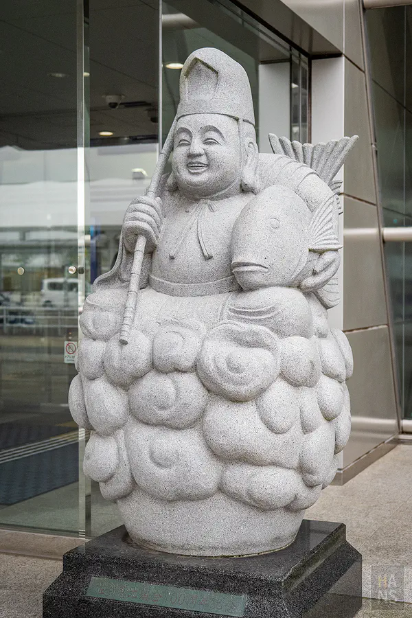 航站外的惠比壽石像與佐賀王者天下機場期間限定招牌