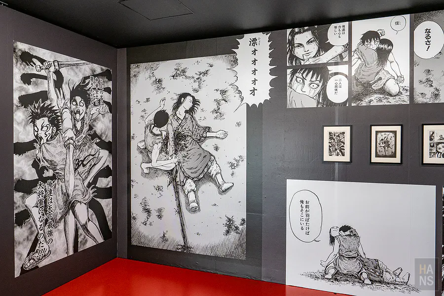 佐賀機場王者天下特展的動漫角色立牌展示