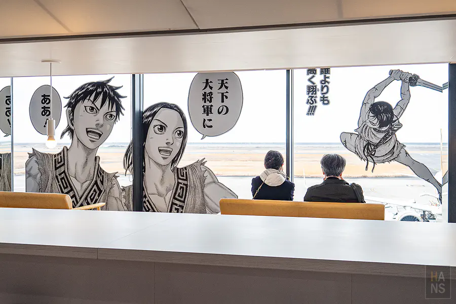 機場展望台玻璃窗上的動漫對話框與看飛機的路人