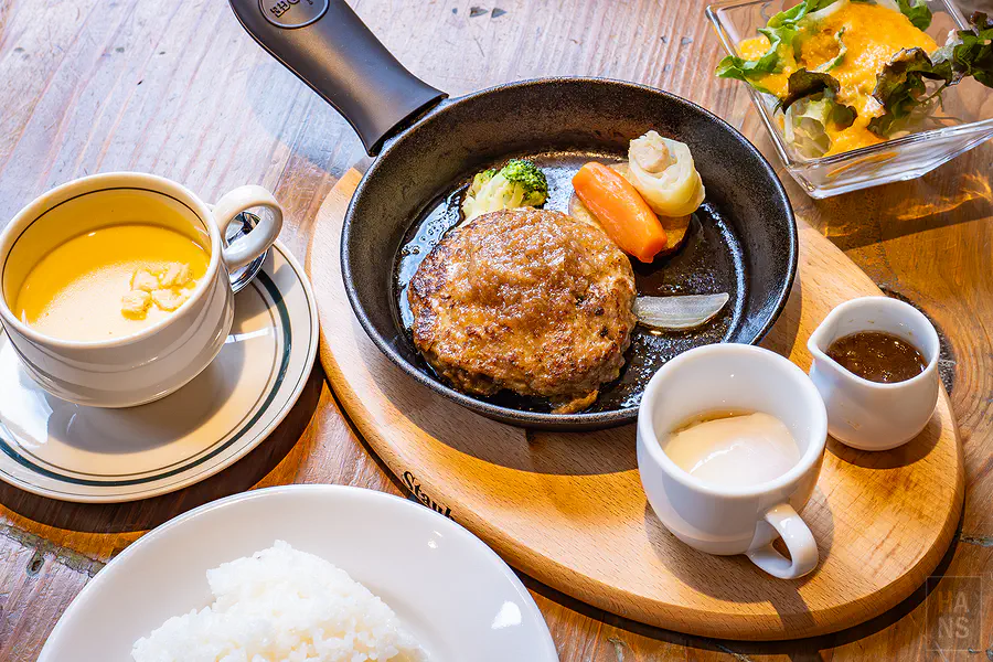 GRILL TAKESHITA豐盛的特製鐵鍋漢堡排午餐套餐全貌