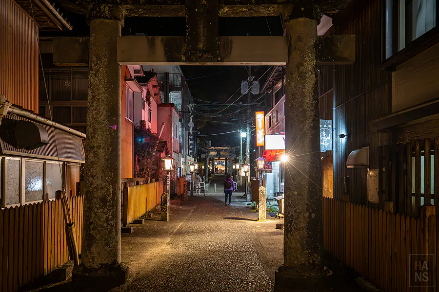 夜晚嬉野溫泉街巷弄與石造鳥居