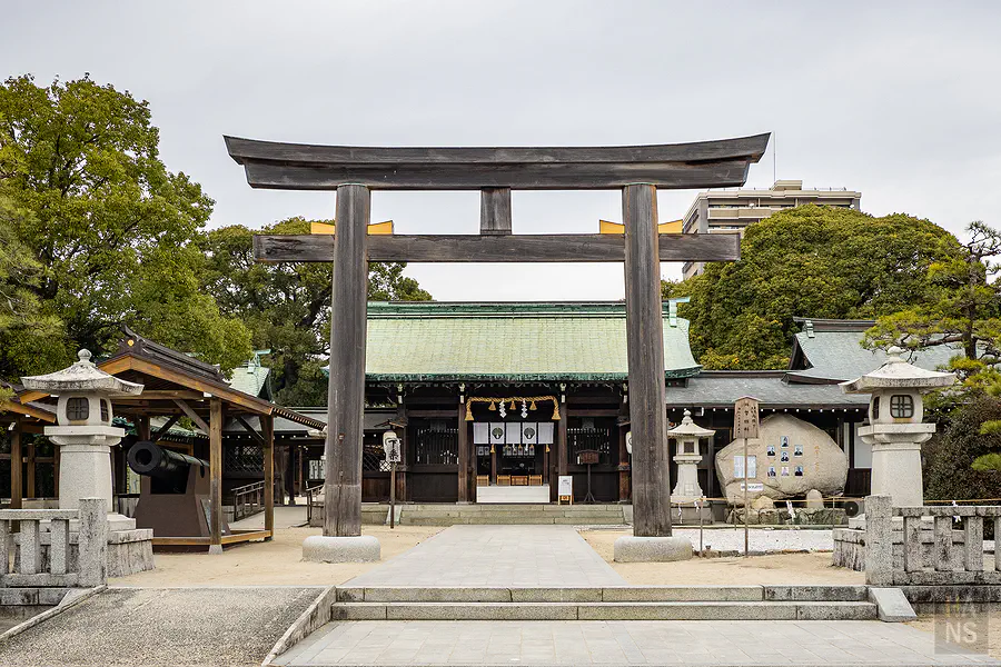 佐嘉神社木造大鳥居正面全景
