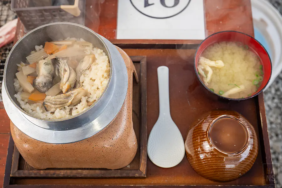 海道丸招牌牡蠣釜飯套餐與味噌湯