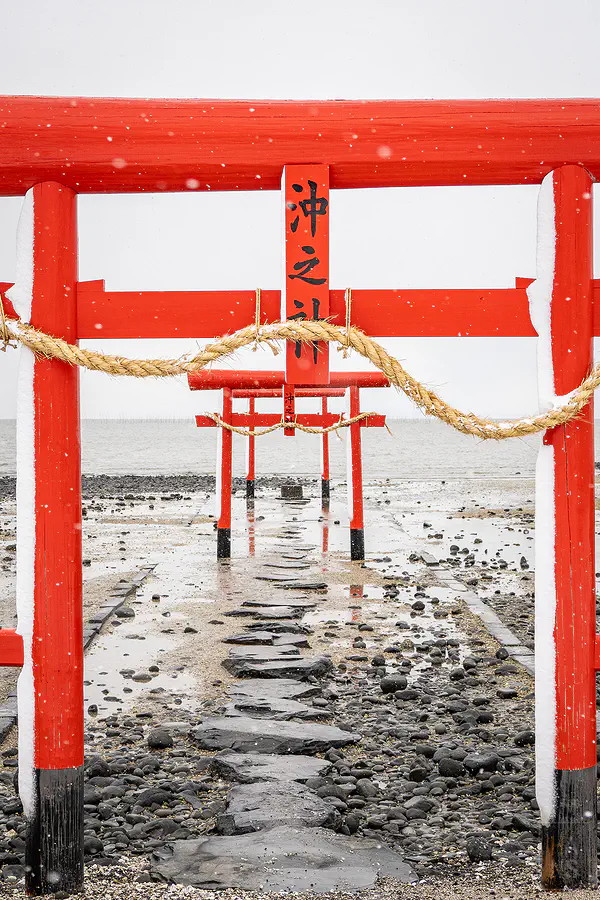 雪中紅色海中鳥居一字排開柱腳黑白配色分明