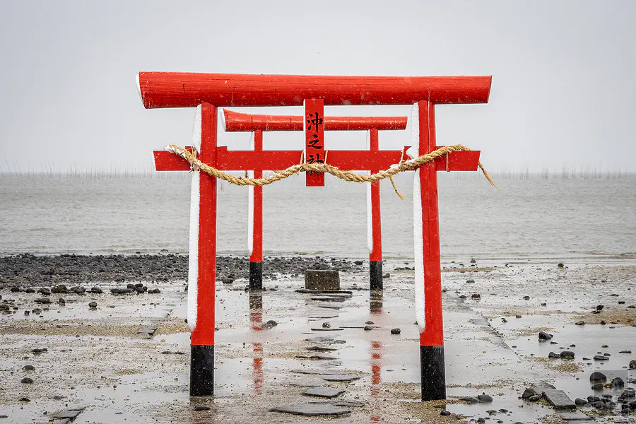 雪中的大魚神社海中鳥居頂端積著薄雪灰白天空