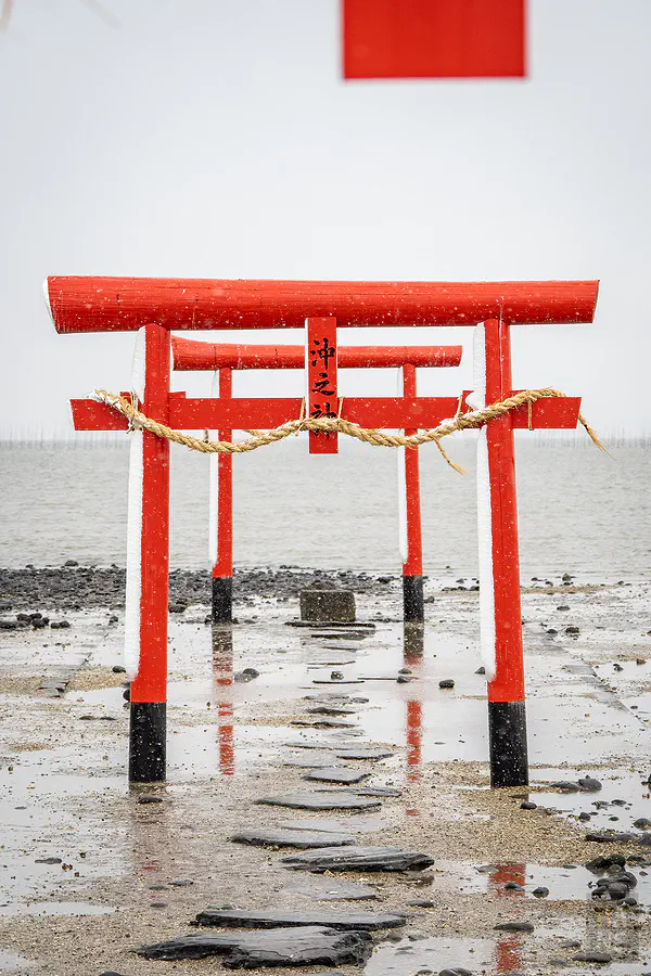 雪中大魚神社海中鳥居柱身白雪與紅漆強烈對比