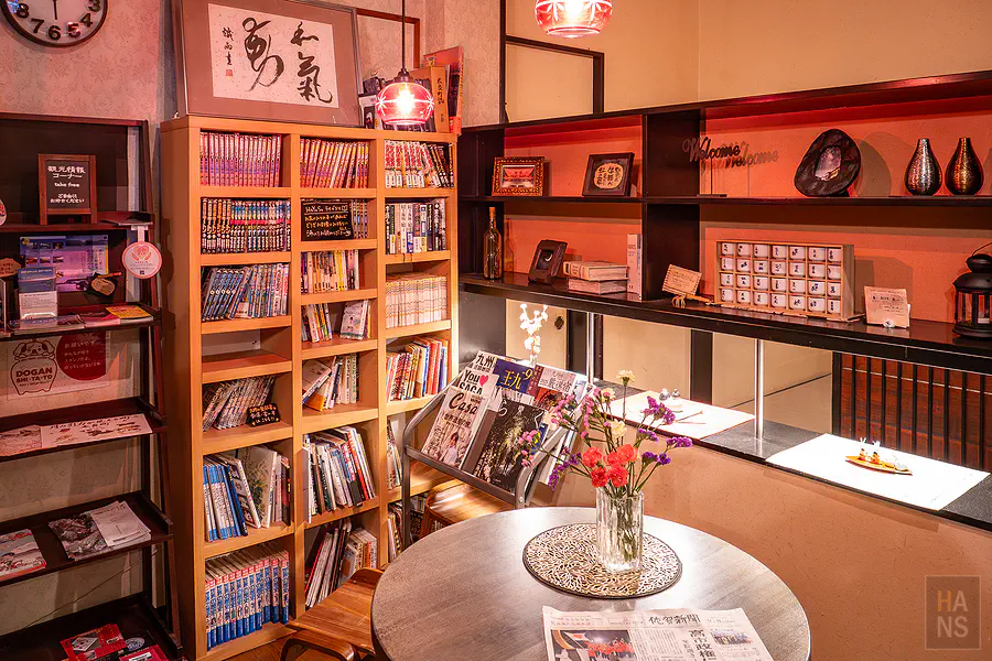 豐洋莊大廳書牆漫畫與雜誌收藏