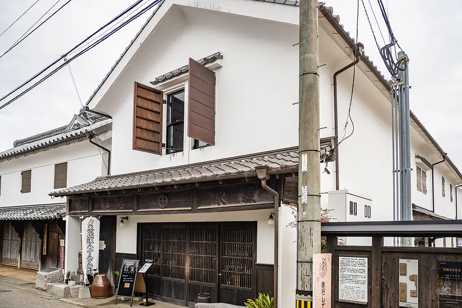 舊森永家住宅外觀，白牆黑瓦的傳統建築
