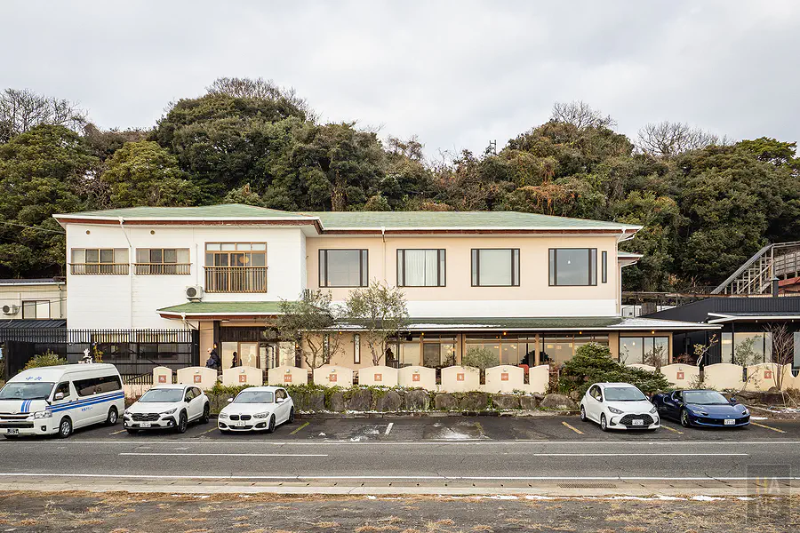 佐賀太良町豐洋莊旅館外觀全景與海濱停車場