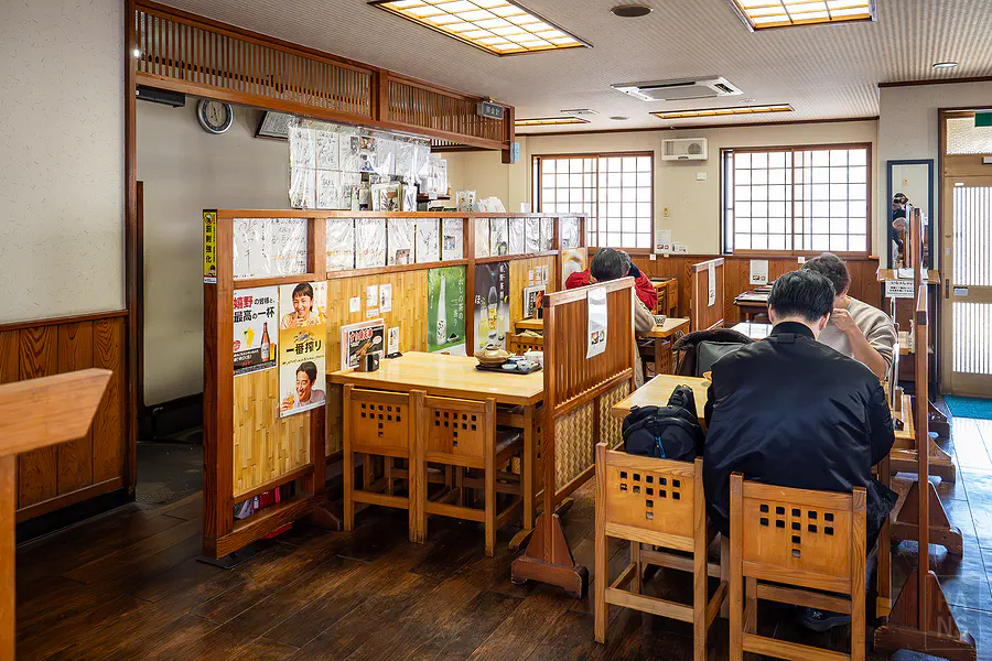 宗庵 よこ長店內溫馨的木質桌椅用餐區