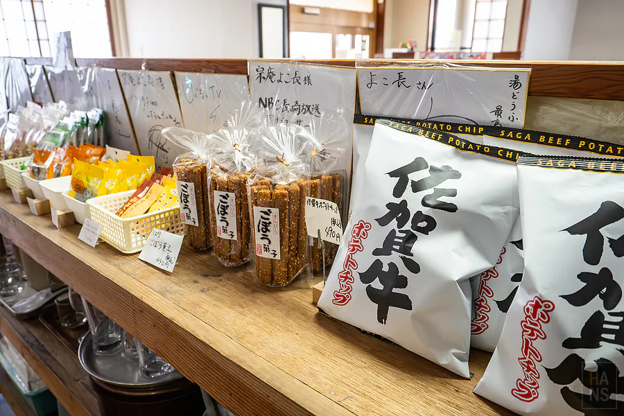櫃檯旁販售的佐賀牛洋芋片與在地特色小零食