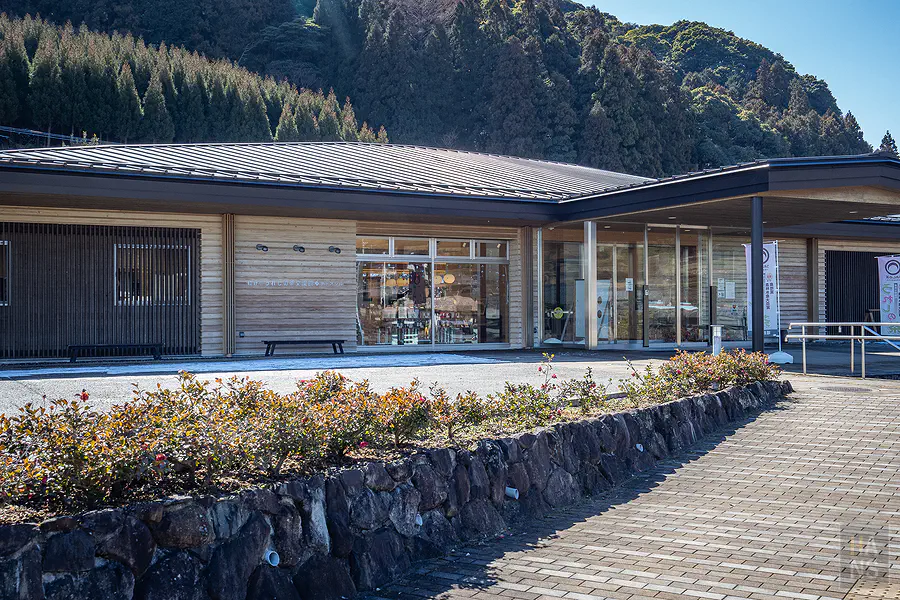 嬉野茶交流館建築外觀與周邊自然綠意
