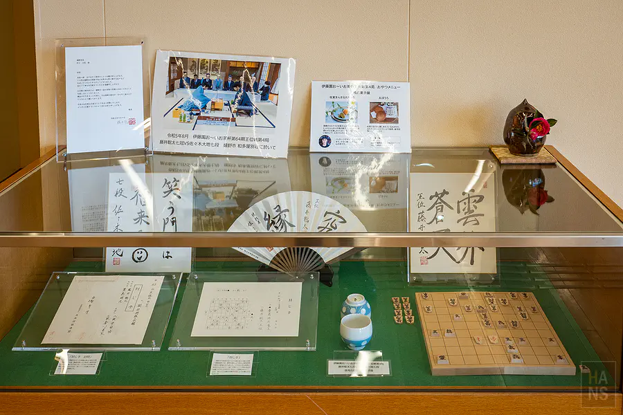 將棋王位戰的相關展示品與力戰過後的將棋盤