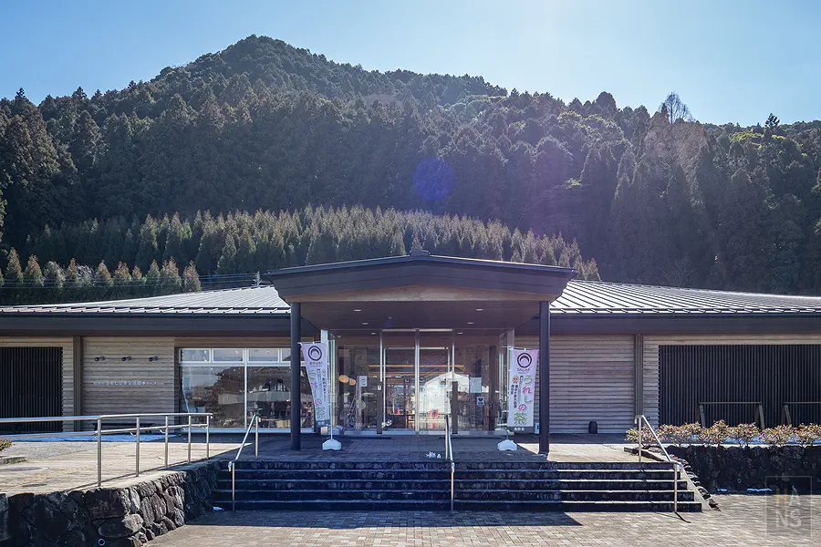 嬉野茶交流館與後方連綿青山的優美合影