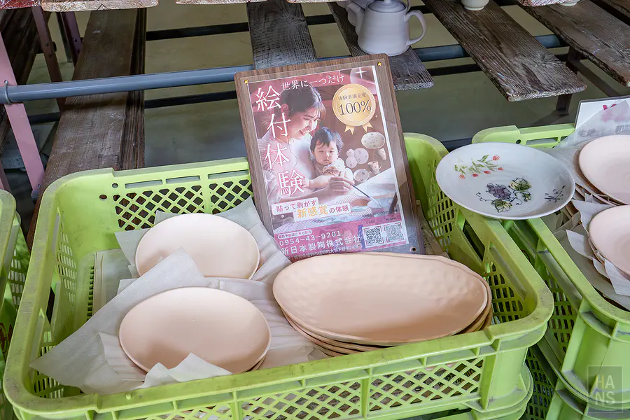 新日本製陶DIY體驗挑選的素胚碗與小盤特寫