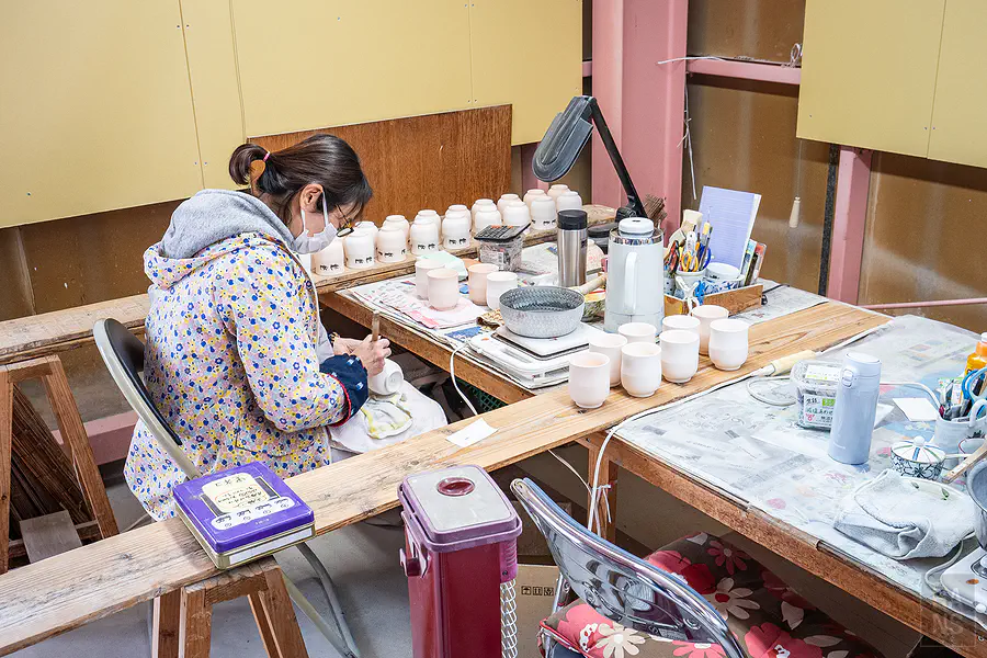 新日本製陶職人手繪藍白條紋茶壺的工作畫面