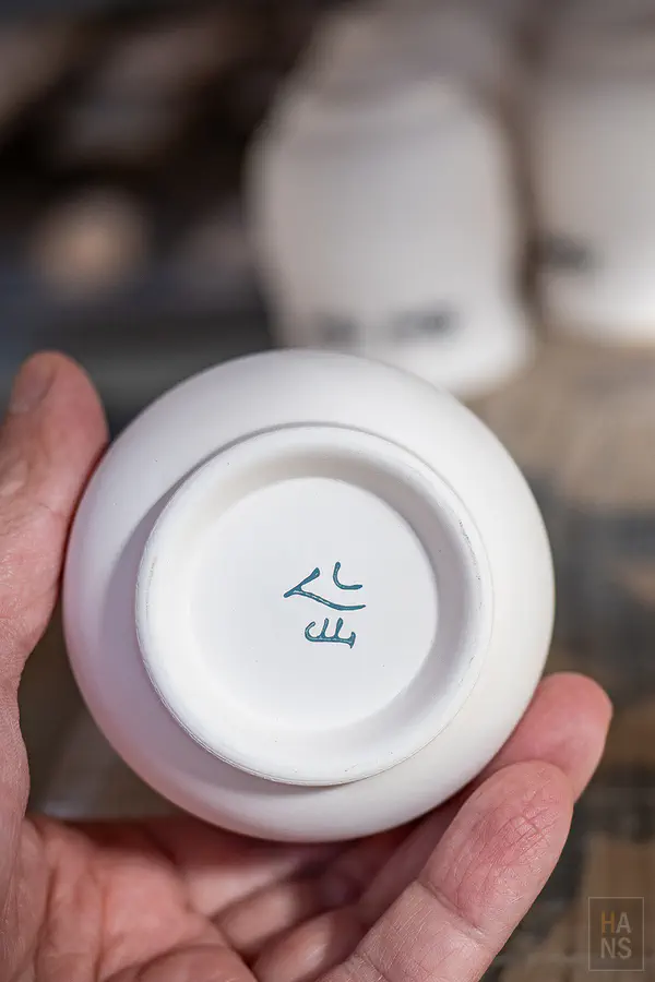 新日本製陶陶杯底部的藍色落款印章特寫
