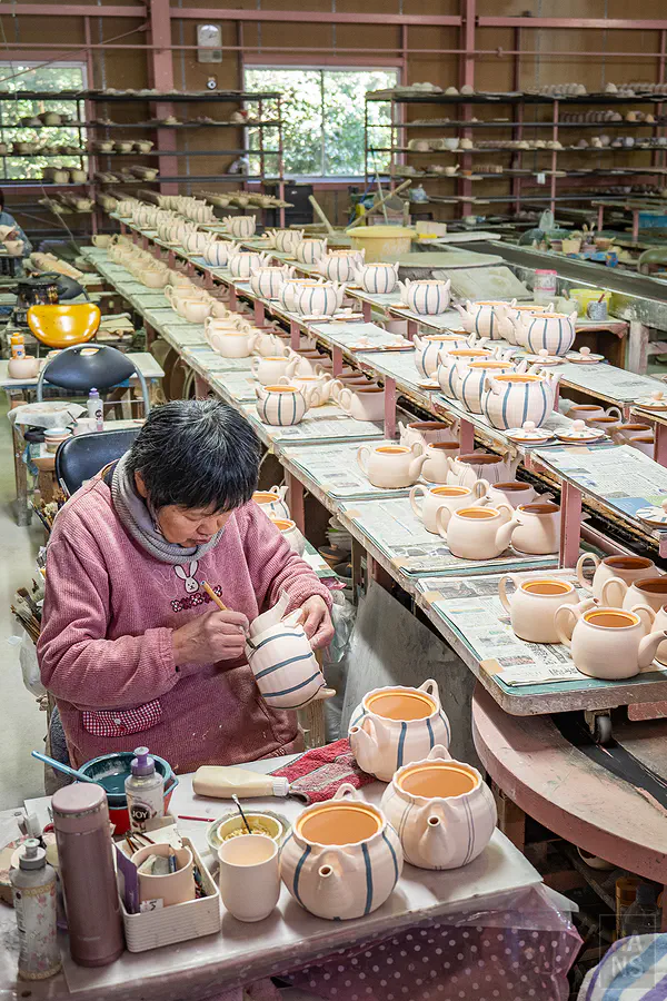 新日本製陶工廠內排列整齊的條紋茶壺素胚架