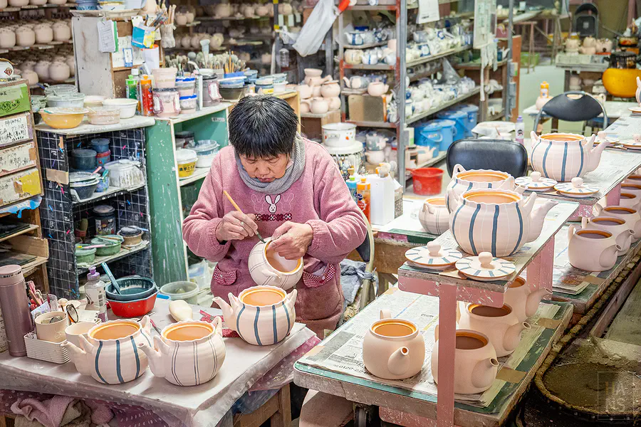 新日本製陶職人手繪茶壺花紋與周邊顏料工具