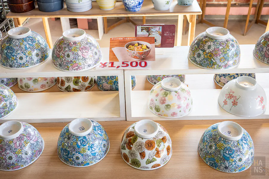 新日本製陶展售部花朵彩繪碗與1500日圓價格標示