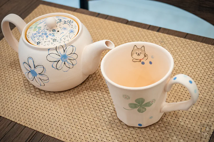 新日本製陶花朵彩繪茶壺與柴犬圖案馬克杯完成品範例
