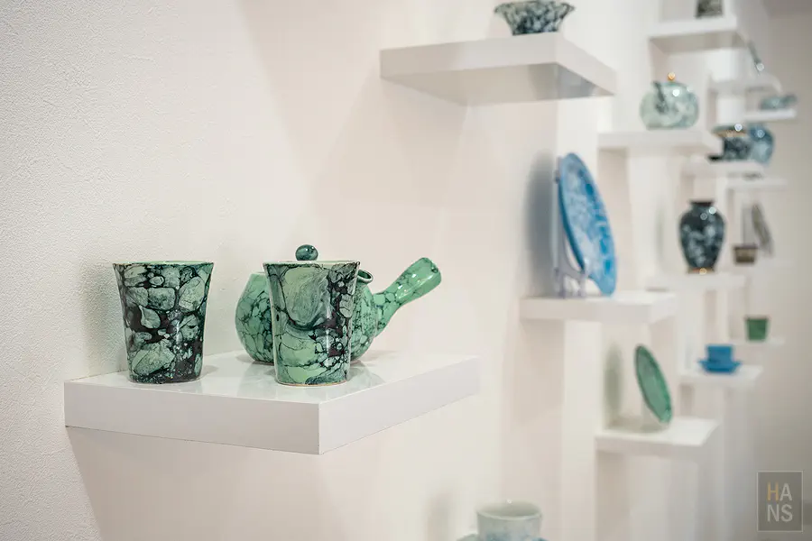 新日本製陶氣泡釉面茶壺杯組展示燒製完成後的精美成品