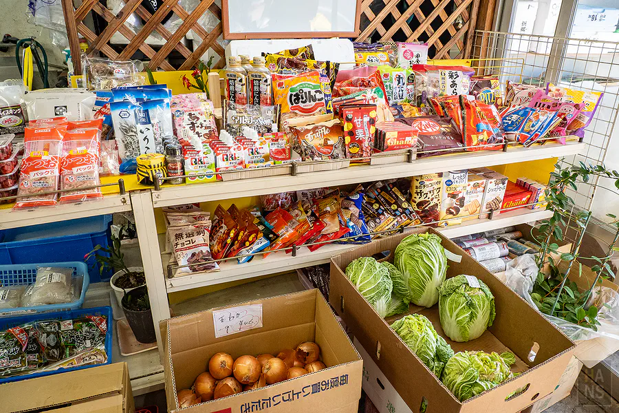 小井手鮮魚店門口的零食乾貨與洋蔥白菜
