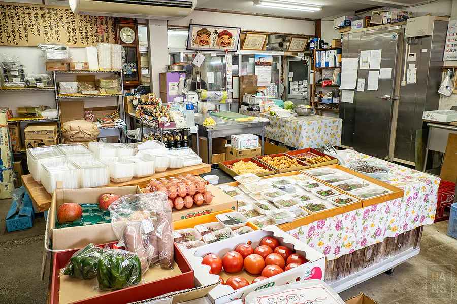 小井手鮮魚店內擺滿惣菜食材與手寫菜單