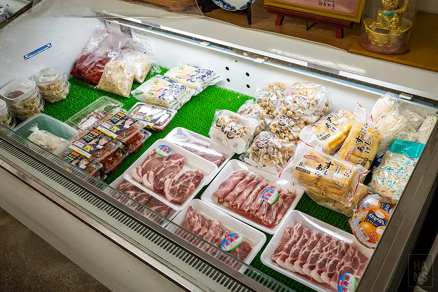 小井手鮮魚冷藏櫃內整齊排放的豬肉與火鍋料