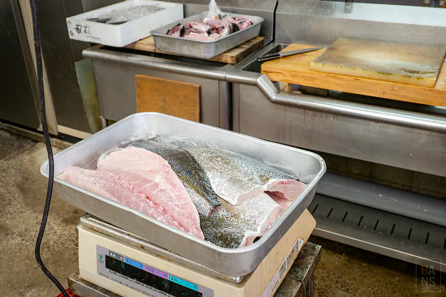 小井手鮮魚磅秤上剖好油脂飽滿的現流鮮魚