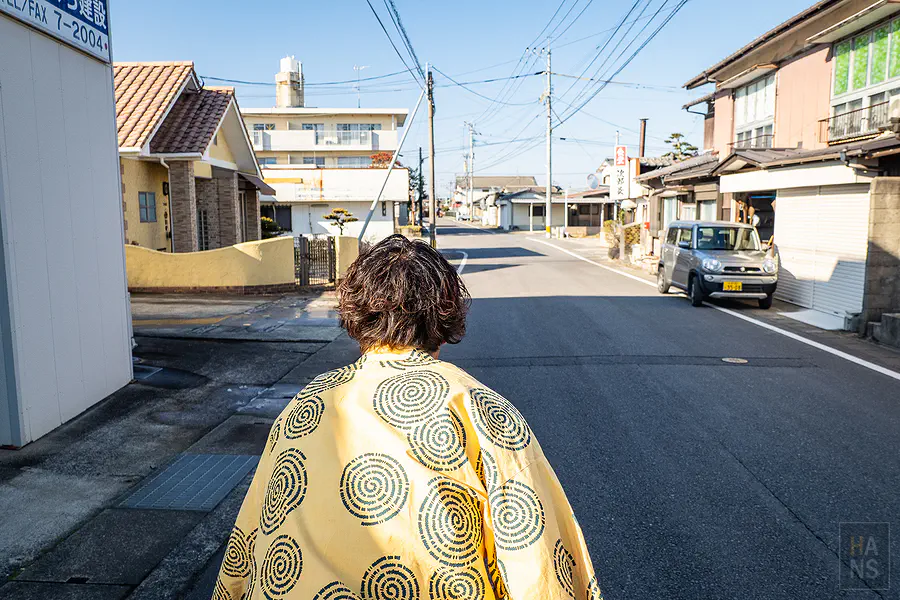 人力車上看出去的太良町住宅街道與遠方山景