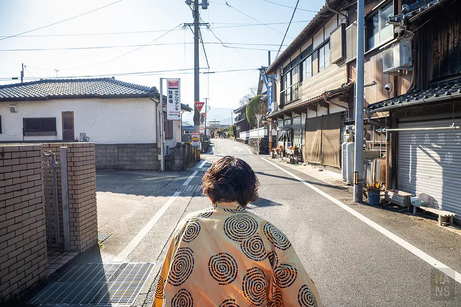 午後暖色光線下人力車行經太良町街道
