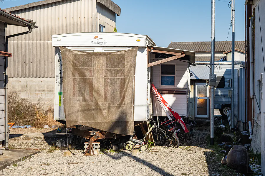 太良町往海邊路上堆著生活雜物的鄉間空地