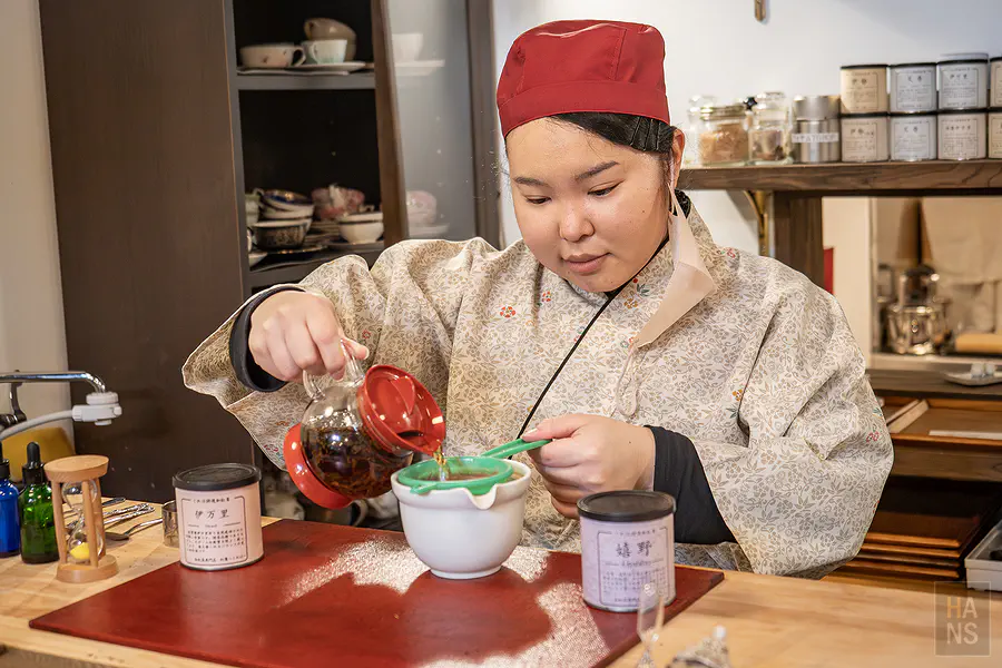 將琥珀色的茶湯緩緩濾出