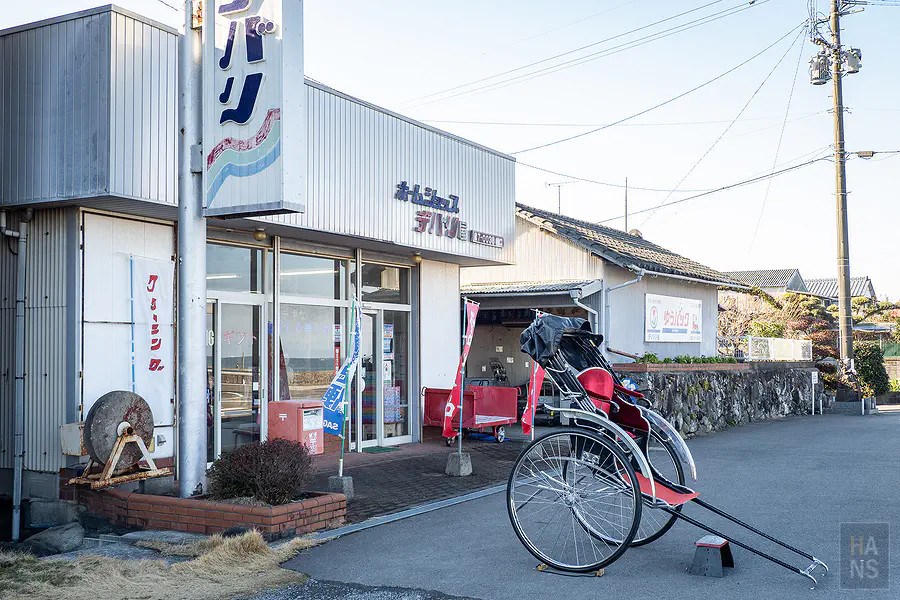 太良町デパリ生活雜貨店門口停著紅色人力車