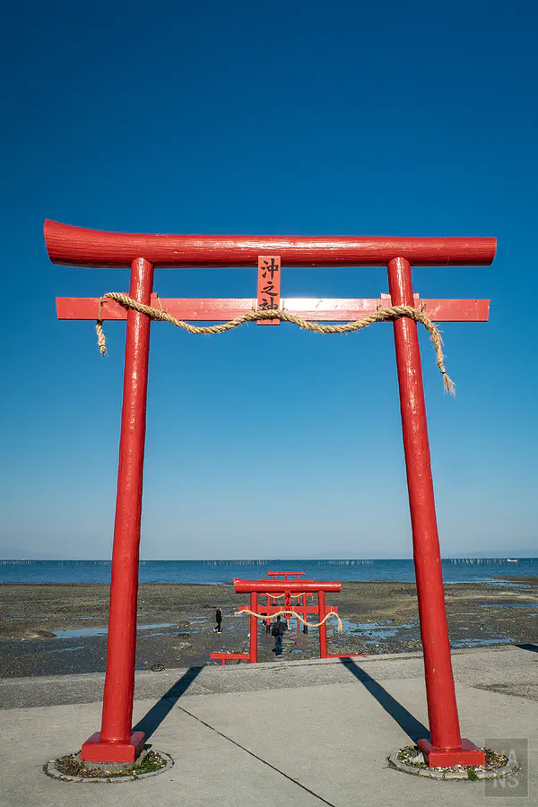 藍天下大魚神社海中鳥居主鳥居與沖之神匾額