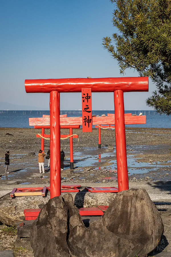 大魚神社海中鳥居旁同比例的小鳥居藍天海景