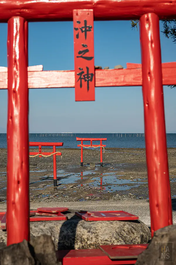 大魚神社海中鳥居沖之神匾額框景藍天紅柱對比
