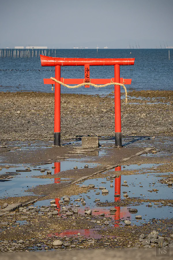 退潮時大魚神社海中鳥居紅色倒影映照在積水水面