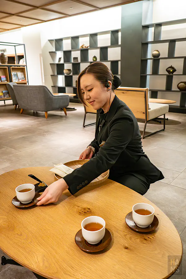 OND HOTEL接待人員為房客奉上熱茶的迎賓服務