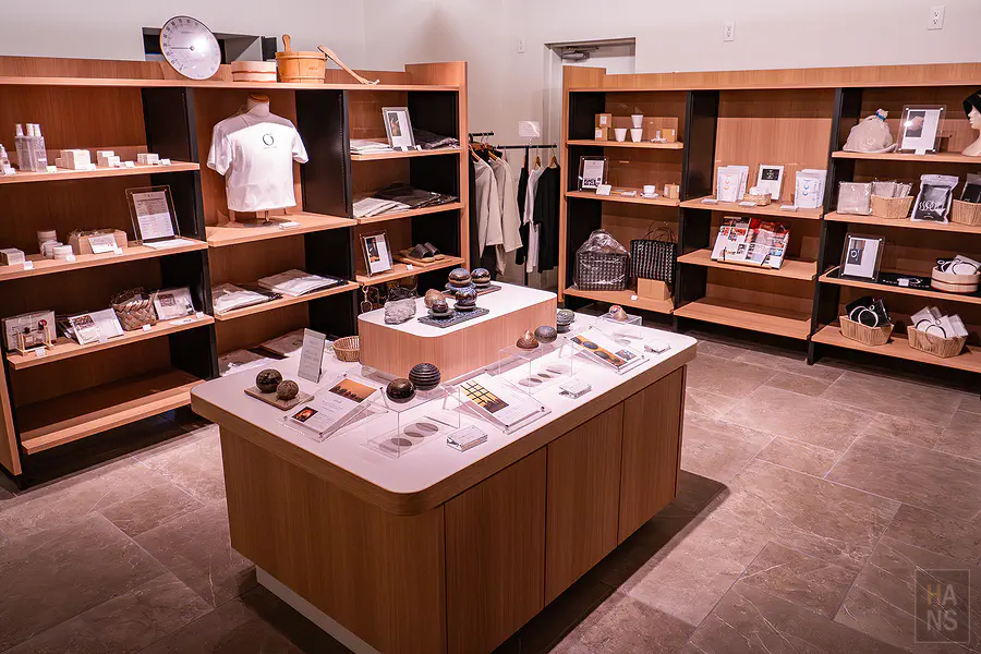 OND HOTEL大廳選物展售區，販售自家品牌服飾與生活道具