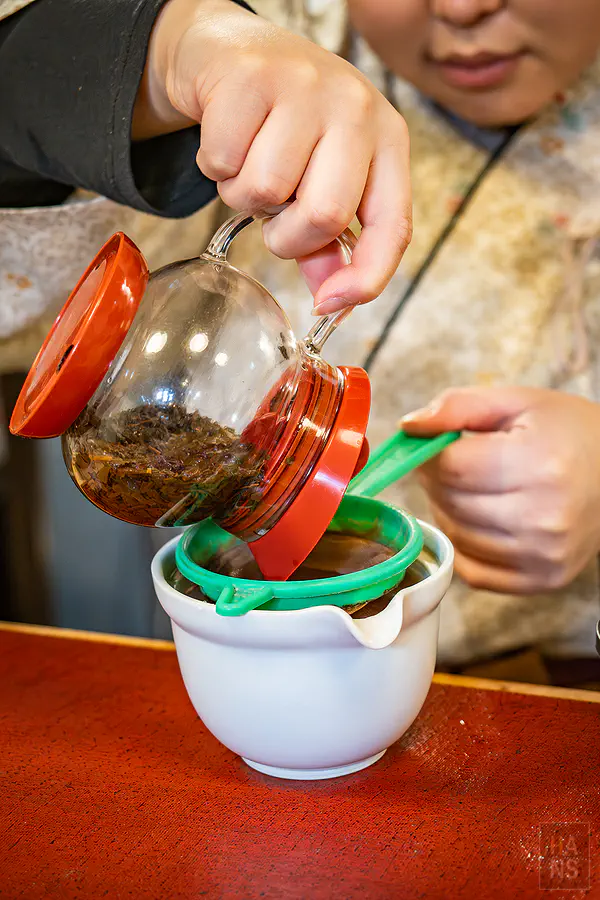 精準掌握時間進行茶湯過濾