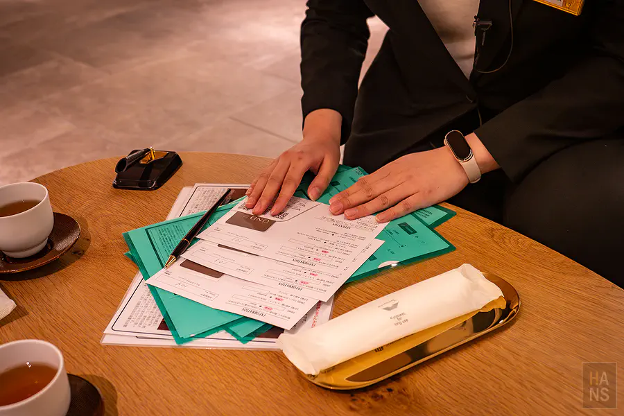 OND HOTEL接待人員一對一說明館內設施資料