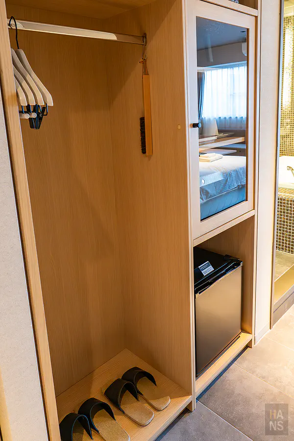 OND HOTEL客房開放式衣櫃與室內拖鞋