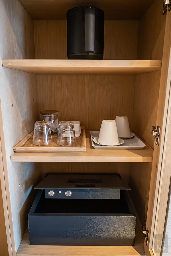 OND HOTEL客房備品櫃，快煮壺、茶具與保險箱