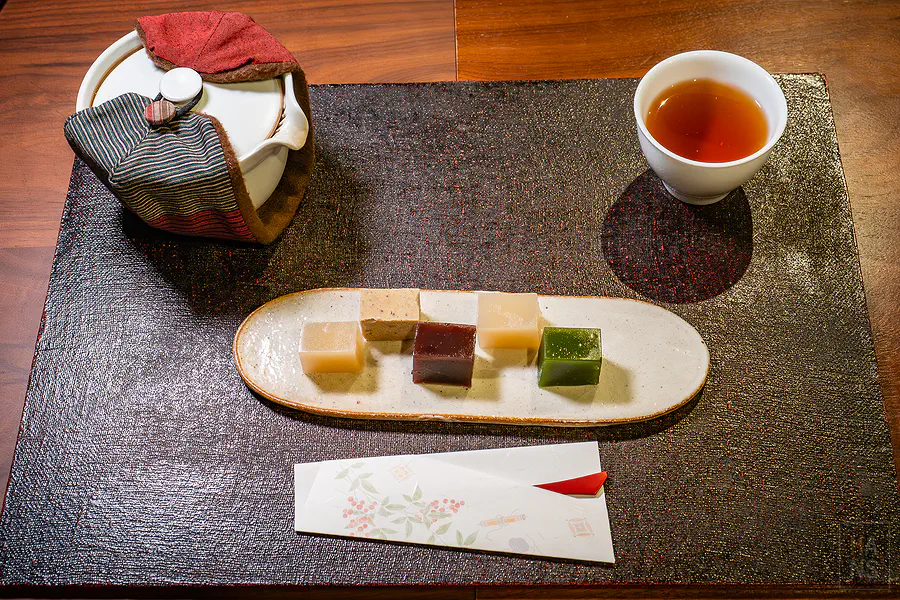 羊羹與嬉野和紅茶套餐的精緻擺盤