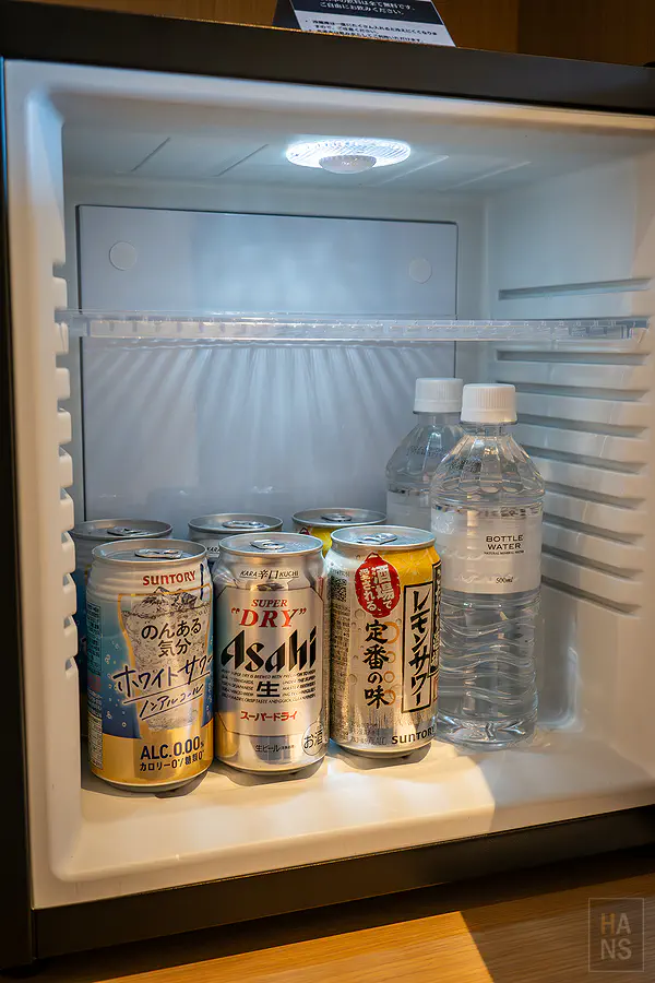 OND HOTEL客房冰箱內的免費啤酒與飲料